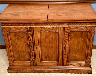 Beautiful Henredon Buffet with storage in underneath Cabinet and expandable Buffet Surface on Top.