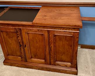 Beautiful Henredon Buffet with storage in underneath Cabinet and expandable Buffet Surface on Top.