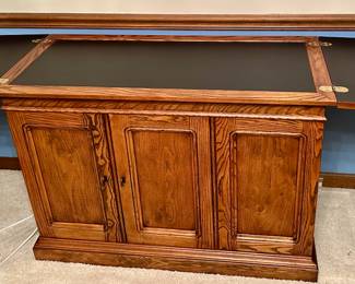 Beautiful Henredon Buffet with storage in underneath Cabinet and expandable Buffet Surface on Top.