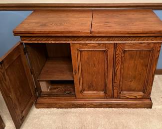Beautiful Henredon Buffet with storage in underneath Cabinet and expandable Buffet Surface on Top.