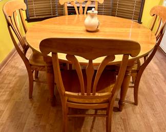 Nichols & Stone Div. of Stickley Furniture Round Dining Table with 6 Chairs and 2 Leaves. Solid Quality Table and Chairs.