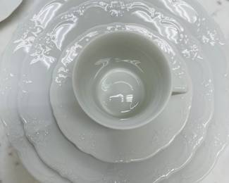 Elegant Hutschenreuther Baronesse Set of China (Service for 12)