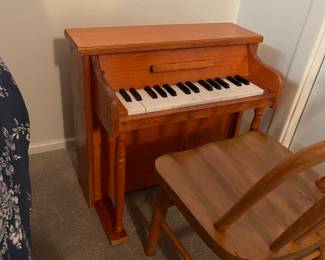 Sweet Vintage Child's Piano - Very Sturdy❤️ Plays Perfectly 