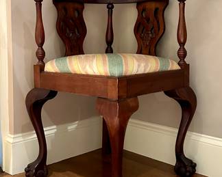 Corner Chair with Paw Feet