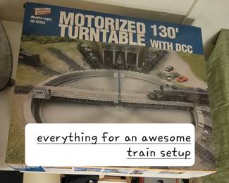 Motorized turntable for train