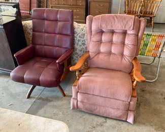 OLDER RECLINER 