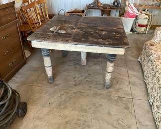 OLD AND NEEDS TO BE RESTORED FARM TABLE