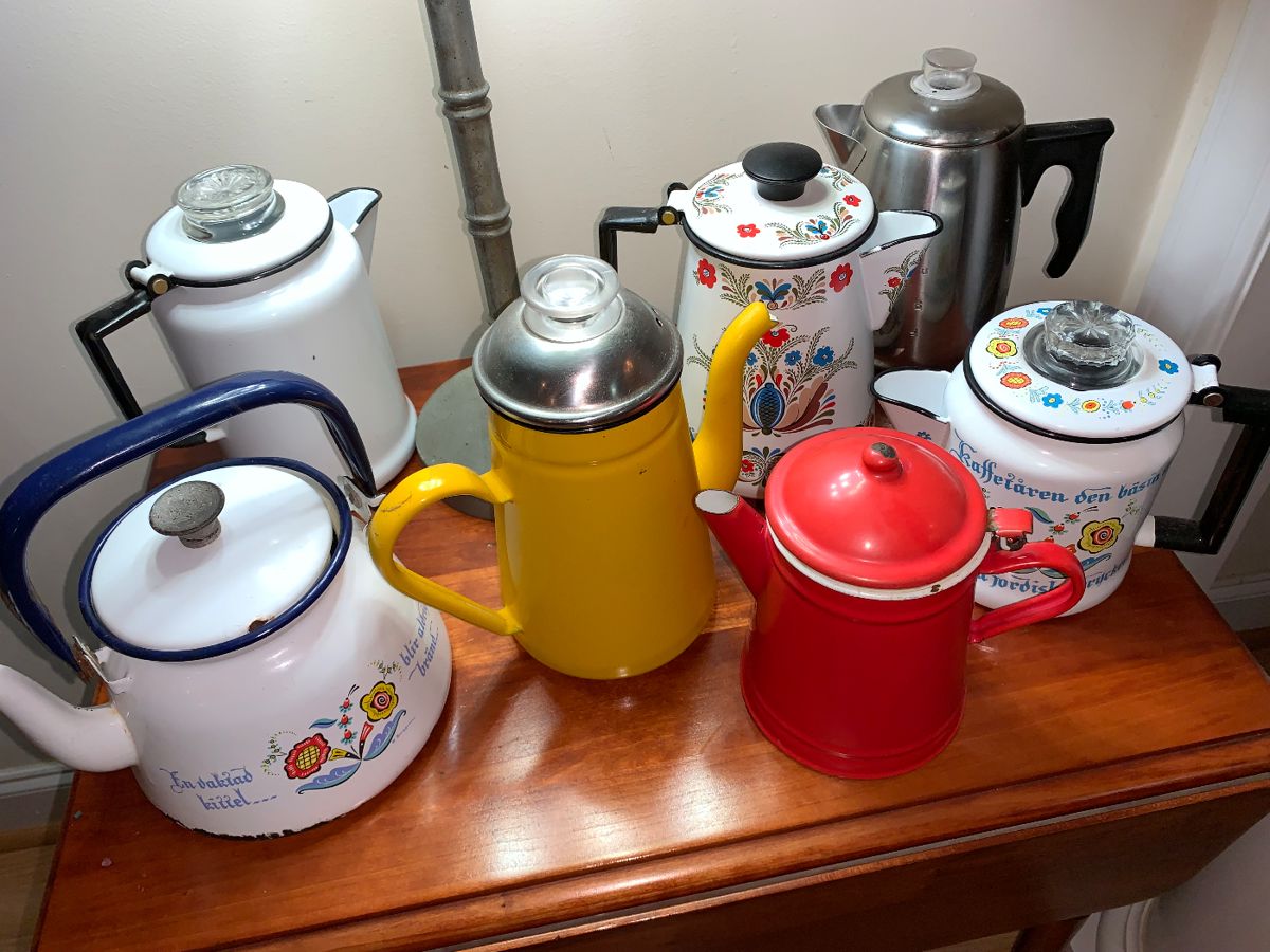 COLORFUL TEA POTS AND COFFEE POTS