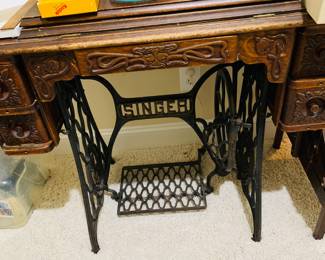 SINGER SEWING MACHINE CABINET, DOES NOT HAVE MACHINE IN CABINET