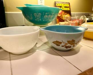 1.5 Pint Pyrex Delphite Blue Gold Grapevine, Set of 3 Pyrex Nesting Amish Butternut Cinderella Pyrex Mixing Bowls
