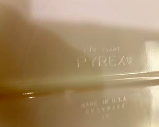 1.5 Quart Pyrex Daisy Citrus Divided Dish With Lid