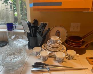 Enoch Wedgwood Blue Heritage Dinnerware Set, Farberware Utensil Storage