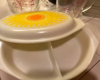 1.5 Quart Pyrex Daisy Citrus Divided Dish With Lid