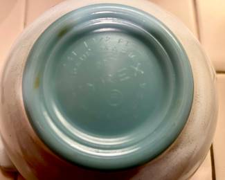 1.5 Pint Pyrex Delphite Blue Gold Grapevine