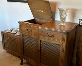 Vintage Motorola stereo with turntable.