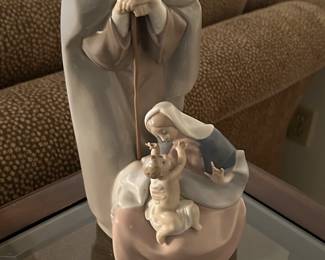 One of several Llardo figurines.