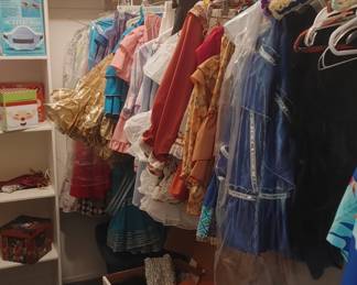Many vintage square dance costumes to choose from