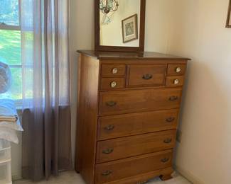 Vintage chest of drawers w/mirror