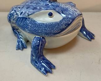 Ceramic frog covered dish