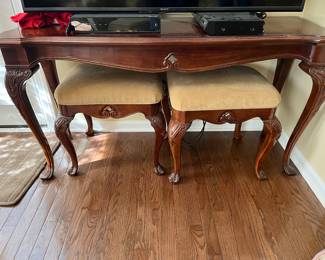 Entry table with benches