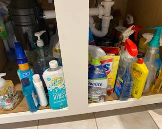 Like-new cleaning supplies.