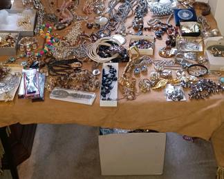 Nice selection of jewelry, including gold and silver