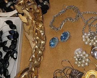 Nice selection of jewelry, including gold and silver