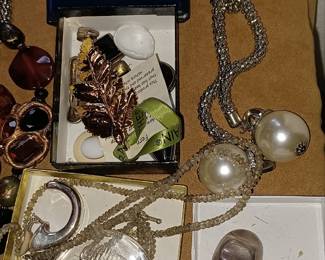 Nice selection of jewelry, including gold and silver