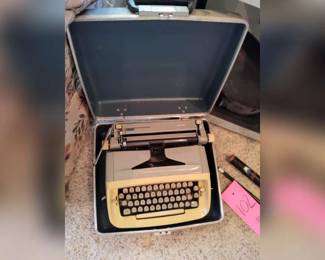 101ROYAL TYPWRITER