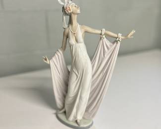 Lladro Grand Dame Woman #1568