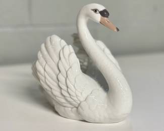 Lladro Swan with Wings Spread #5231