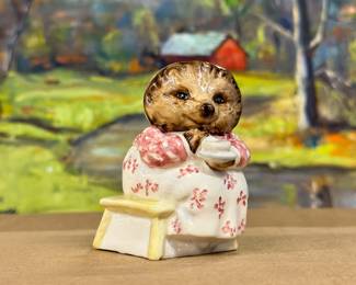 Beswick Tiggy Winkle Takes Tea Figurine #2877 BP-3B
