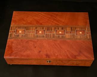 Decorative jewelry box