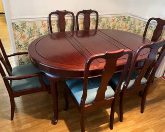 Dining table with 8 chairs and 2 leafs