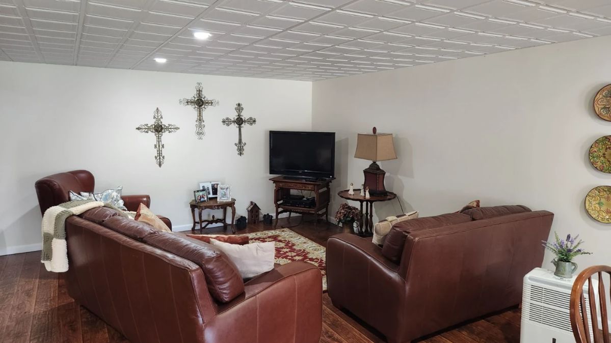 VALLEY ESTATE SELLS 2 day KUTZTOWN FURNITURE... starts on 11/3/2023