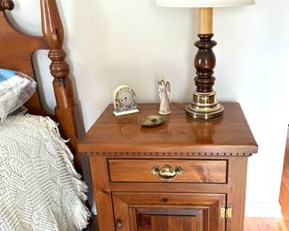 set of 2 nightstands and 2 lamps