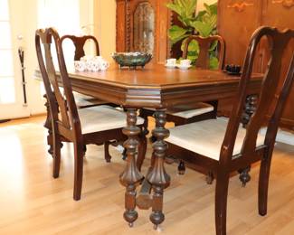ANTIQUE English Tudor Style CARVED DINING TABLE & 4 CHAIRS