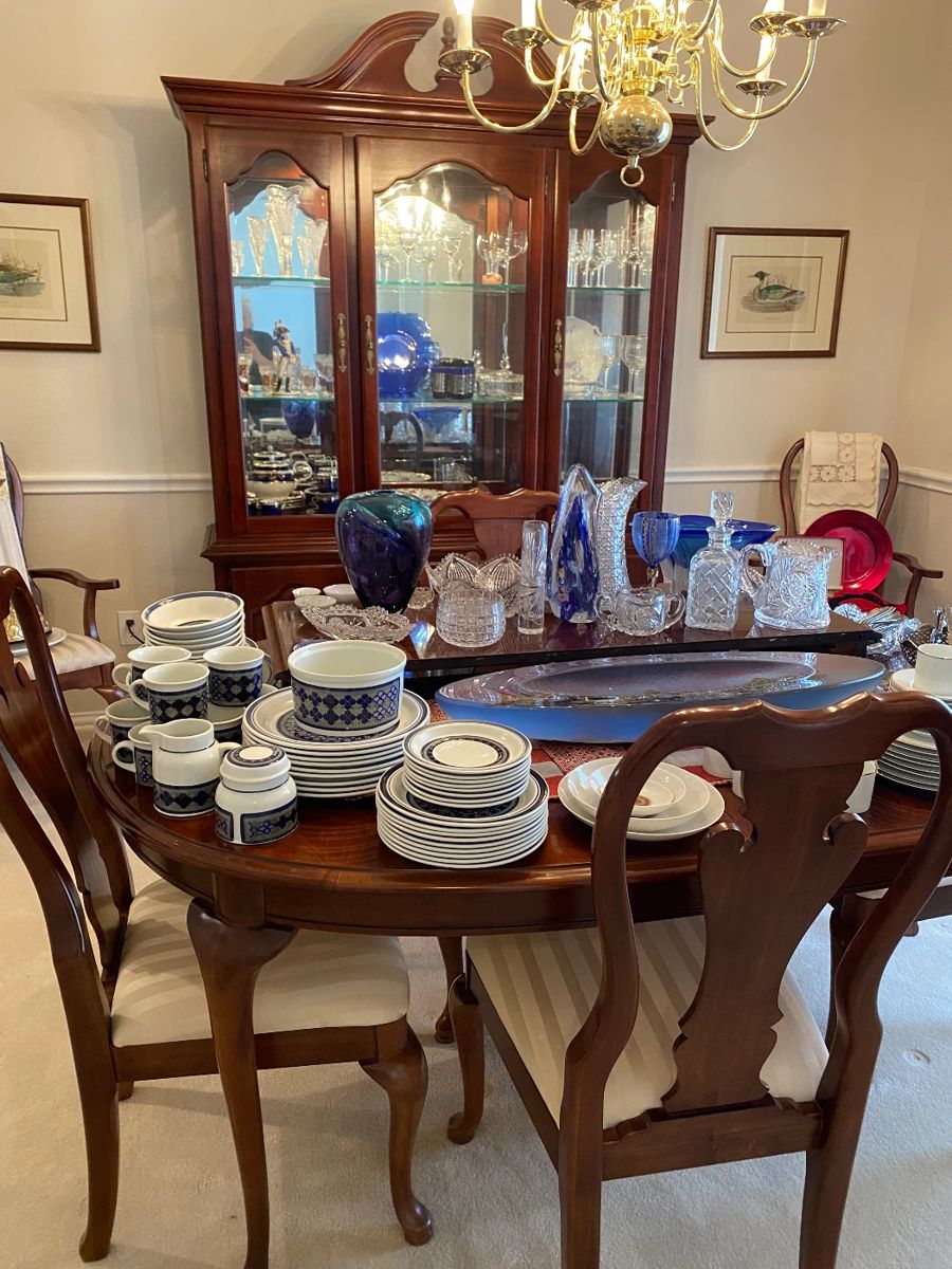 Thomasville Mahogany Dining Table with two Arm chairs, four side chairs, two leafs