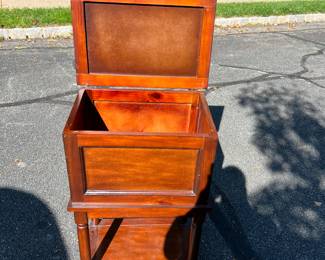 End table flip top. Wood. Very good condition 