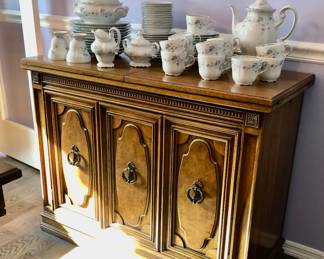 SOLD AS PRESALE:  HUNTLEY FURNITURE by THOMASVILLE BARDINI CHINA CABINET, BUFFET, TABLE W 2 LEAVES & 8 CHAIRS 