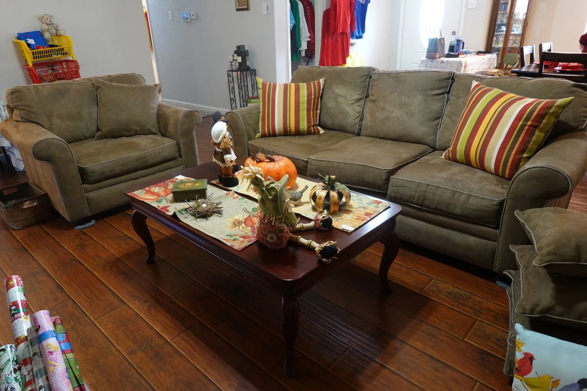 Lorenda's Professional Estate Sales Holiday... starts on 10/12/2023