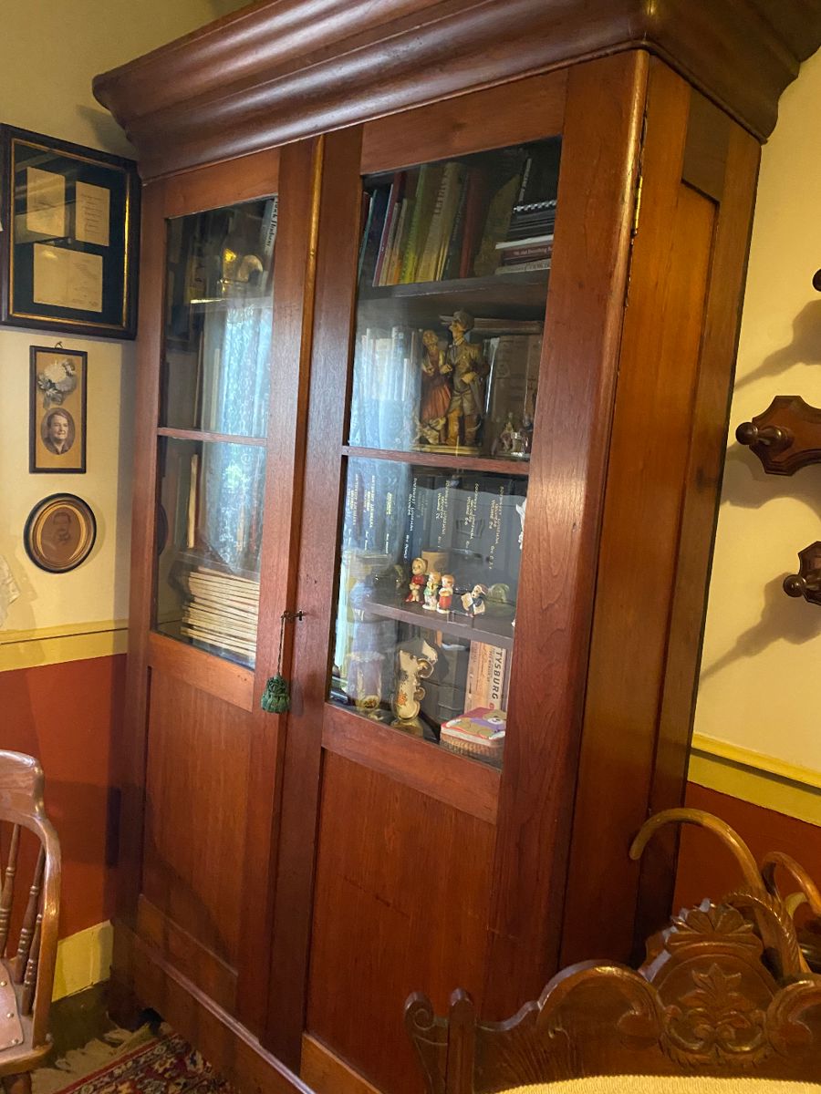 Just a beautiful walnut bookcase. Mint condition. Circa 1830-1860. 