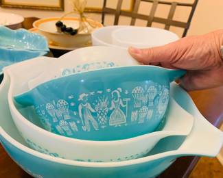 set of four like new Pyrex Cinderella bowls in the Amish Butterprint pattern --Aqua and White