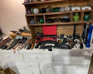 Selection of airsoft and pelletguns.