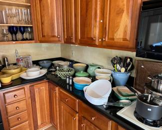 Collection of Pots & Kitchen Appliances