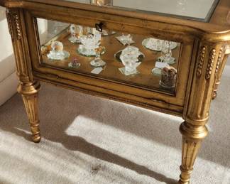 Beautiful  MCM Hollywood regency display side table