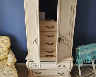 Beautiful  vintage  French Provincial 