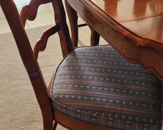 Dining Table / 6 Chairs 