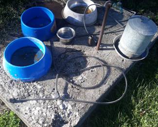 Water bowls with heating elements 