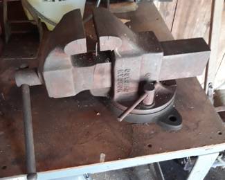 Nice larger vise , swivels 